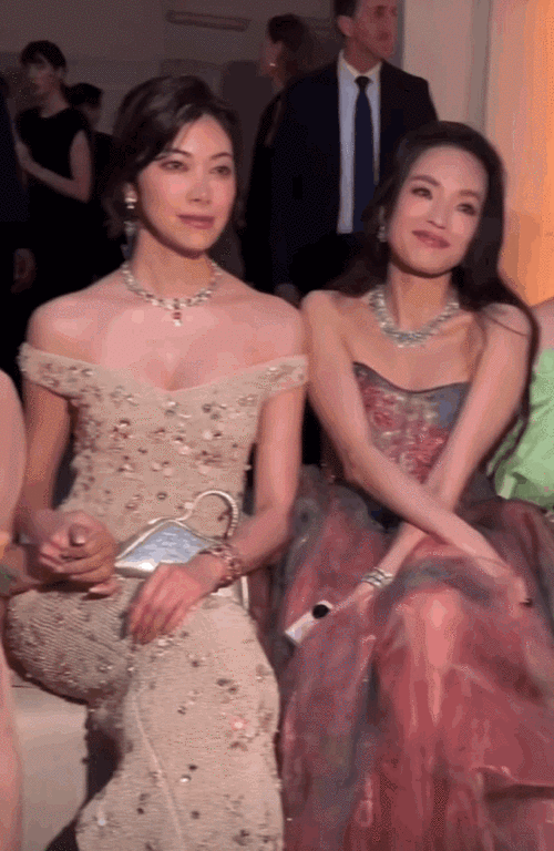 她左边坐着刘亦菲,右边坐着是位日本女星,在对比之下,二位都不瘦,坐在