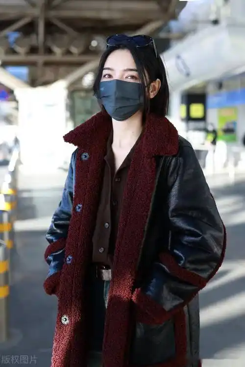 代斯现身北京机场 身材高挑气质非凡