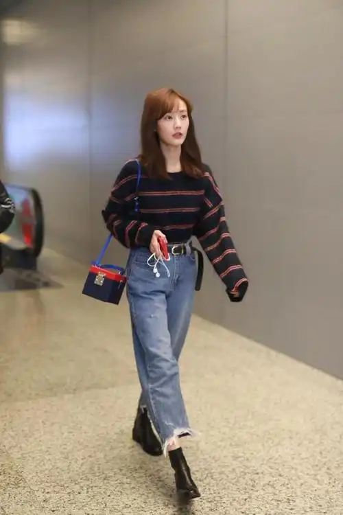 欧阳娜娜现身机场条纹v领毛衣搭配牛仔裤清爽简约少女感强