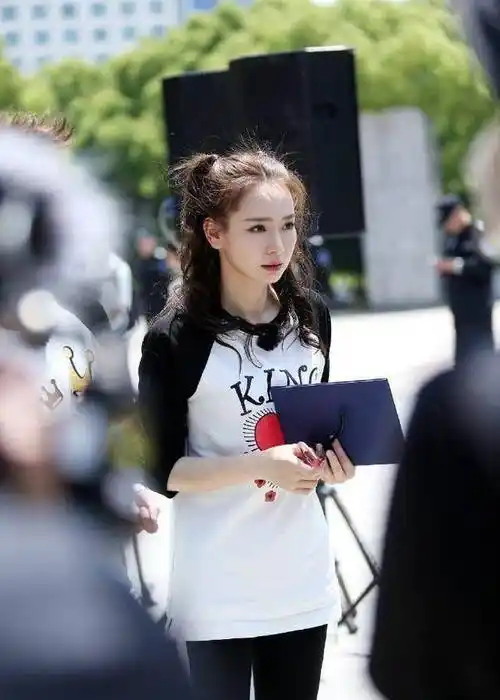 戚薇自从嫁给了韩国人,不仅脸变了,穿衣怎么也一股泡菜味呢?