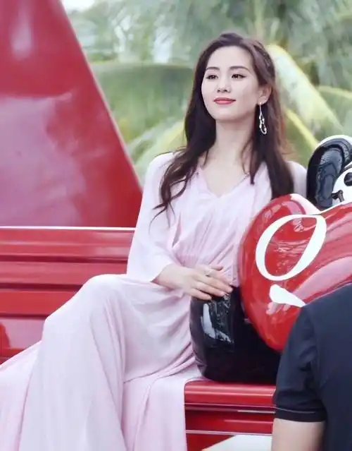 33岁刘诗诗真实颜值曝光,粉色连衣裙仙气十足,生图真的抗打_气质_照片