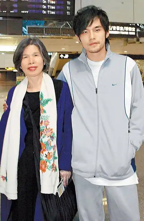 "周杰伦概念股"上市首日股价飙升,妈妈叶惠美跻身亿万富豪_传奇_巨星