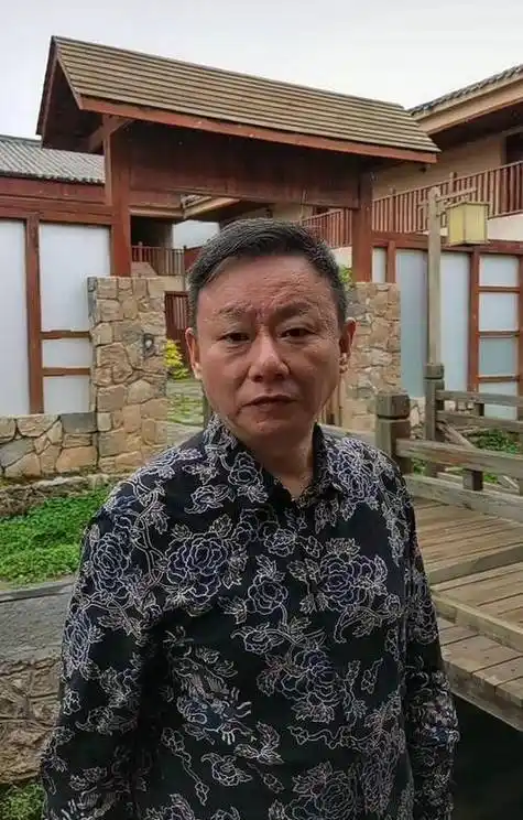邵峰没有过人的长相,身高也没有丝毫的优势,家庭条件更是属于贫困人家