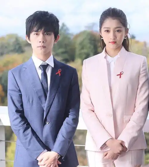 易烊千玺现场全英文演讲,关晓彤做青年代表亮相,两人合照曝光