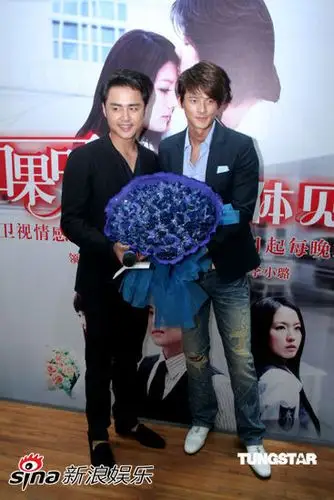 图文郭品超明道宣传新剧手捧蓝色妖姬