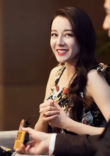 热巴身穿俏丽花裙嘟嘴卖萌变小可爱周渝民笑到眼看不见