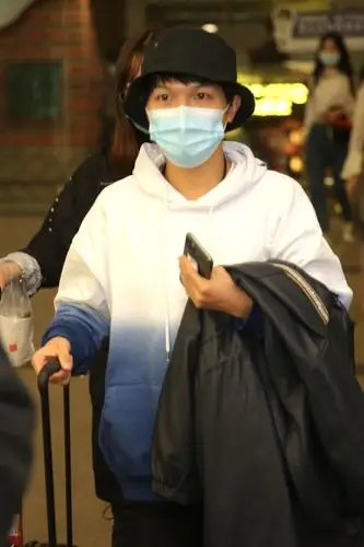 周深素颜现身厦门备战金鸡开幕亲切与粉丝打招呼