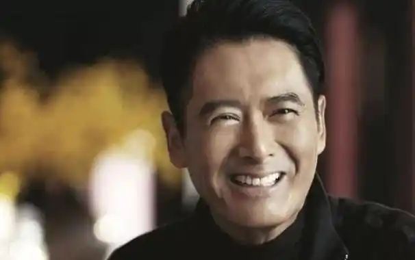 香港之子,周润发,不仅在过去创造了深受人们喜爱的"赌神"角色形象,还