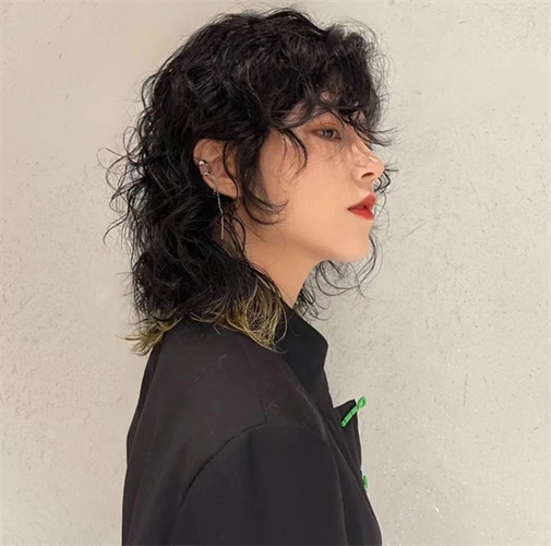 狼尾鲻鱼头整体的风格还是比较偏日系,烫发设计主打就是凌乱感,蓬松感
