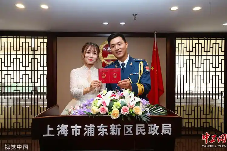 上海八一建军节婚姻登记中心为9对军人新人集体颁证