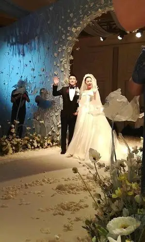 张馨予发出来自己婚礼的照片的时候,网友们也纷纷祝福她,说她嫁给了