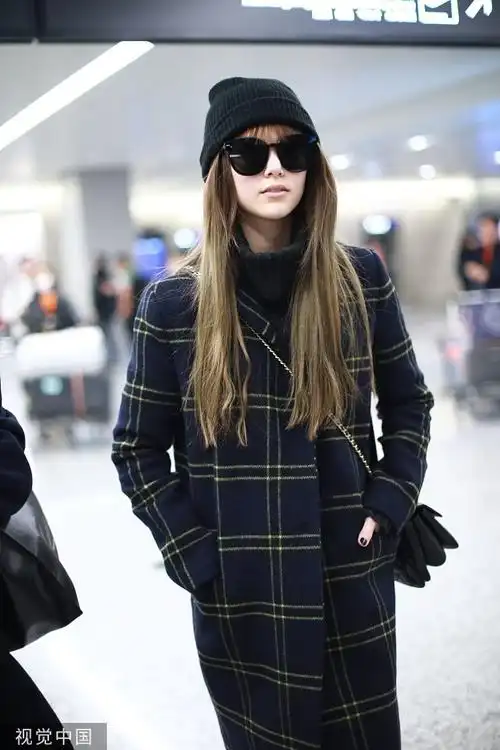 近日,上海,昆凌现身机场.