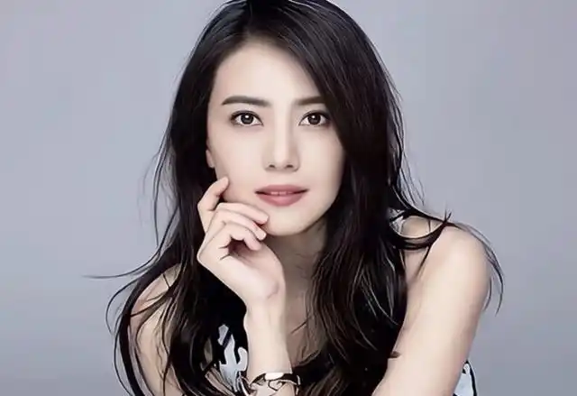 高圆圆|高圆圆乘坐飞机照曝光,扎着丸子头显年轻,手上的婚戒很吸睛