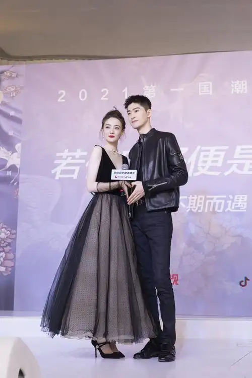 徐璐和张翰宣传新片甜蜜互动穿波点蓬蓬裙似小公主少女和大叔