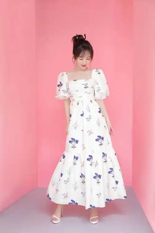 杨紫穿白色印花长裙拍写真 青春靓丽浅笑迷人