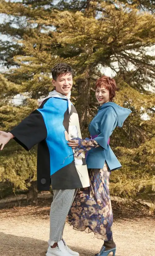 简介:姜妍魏千翔甜蜜养眼时尚写真图片,分享一组魏千翔图片给大家,图