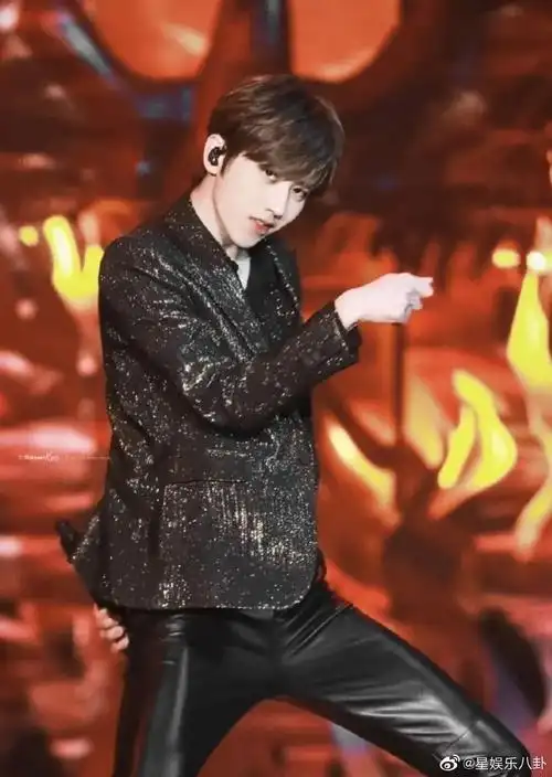 1 / 9 蔡徐坤超撩坏笑小合集:从此小说里说得邪魅一笑,有了画面!