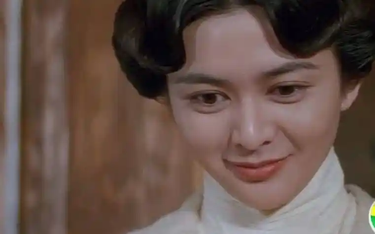 在出演十三姨角色时,她更是素颜出镜,只是简单的润唇膏就能撩动无数人