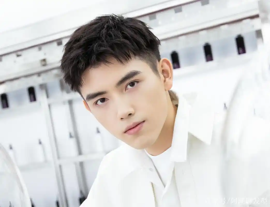 男生露额发型有多帅?理发师建议留这4款,时髦又好看!