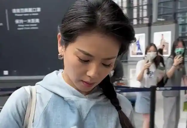 刘涛现身机场前一秒有说有笑一见这种场景马上严肃起来