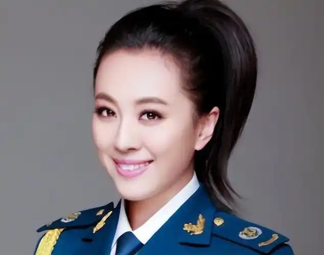 军装还得军人穿这12位女歌手的军装照个个英姿飒爽韵味十足