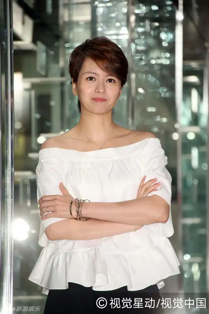 梁咏琪一字领优雅知性 美腿修长浅笑迷人