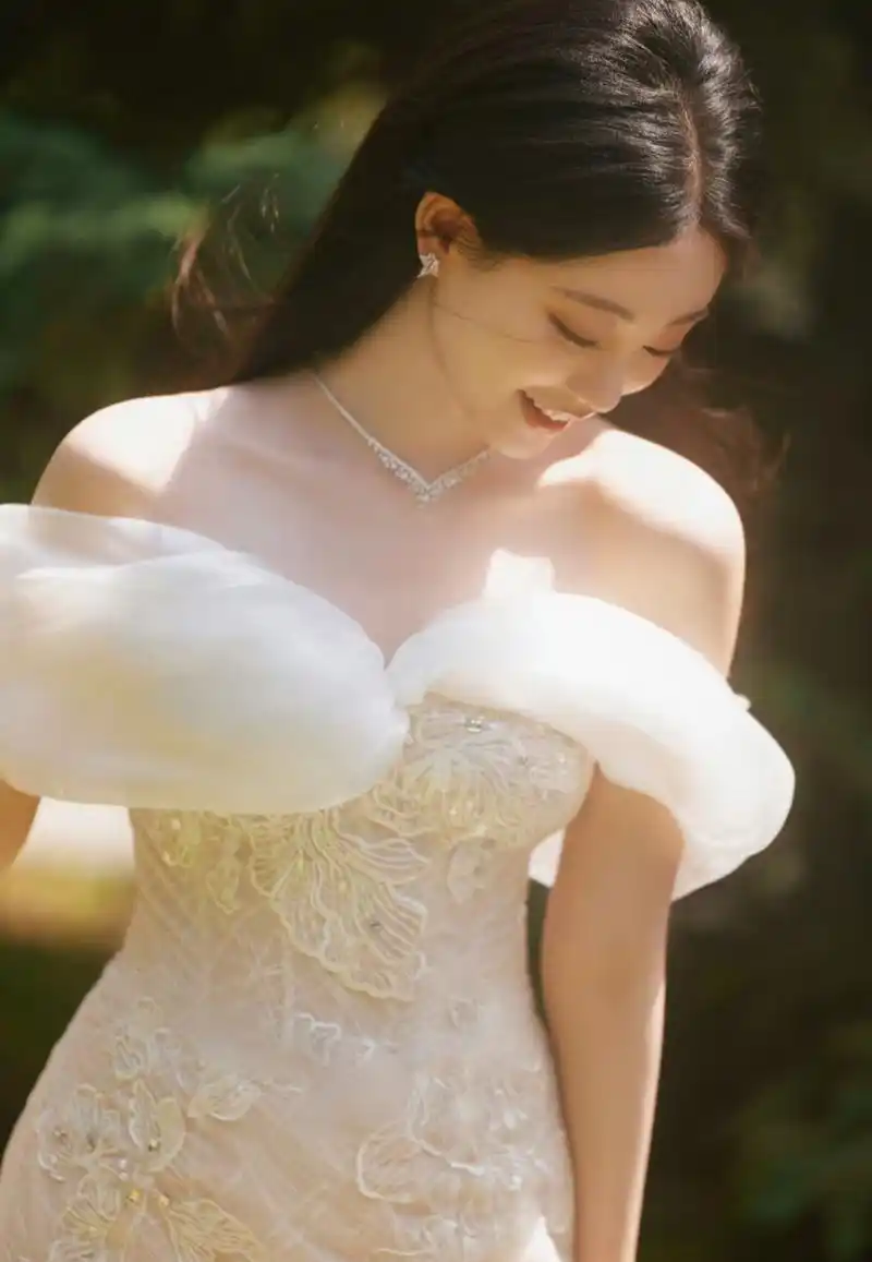 阳光很好,祝绪丹很美,祝绪丹穿着白色礼服很害羞的样子,显的清纯甜美!