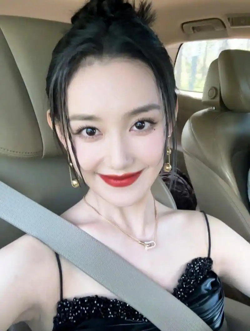 蒋依依这妆容好吓人,本身就是浓颜系长相,再画个大浓妆叠加在一起就太