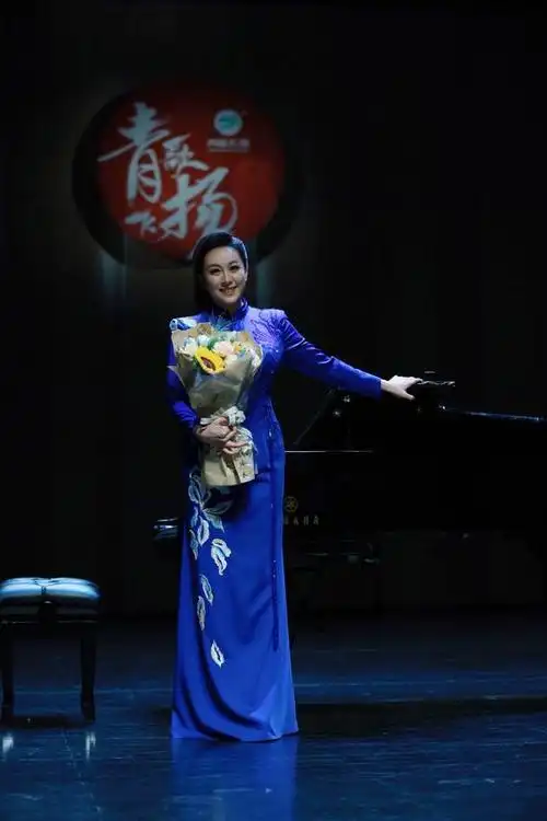 著名女高音歌唱家曲丹