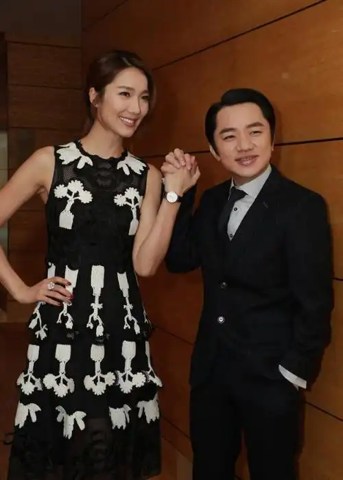 王祖蓝身高没李亚男高,但李亚男还是觉得他很棒.