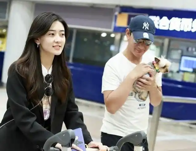 梁洁与未婚夫蒲巴甲现身机场满脸幸福洋溢最美萝莉与大叔