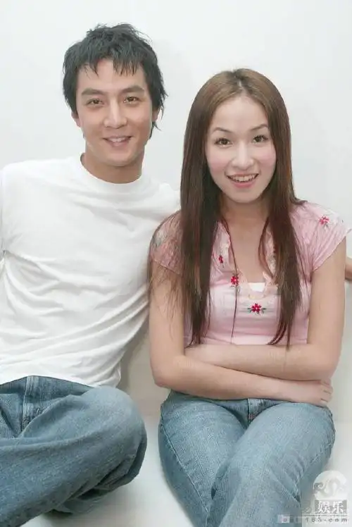 吴彦祖萧亚轩旧照曝光 两人合影青涩又好看