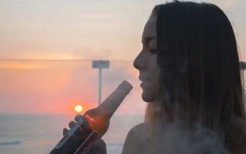 一个女人伤心喝酒图片