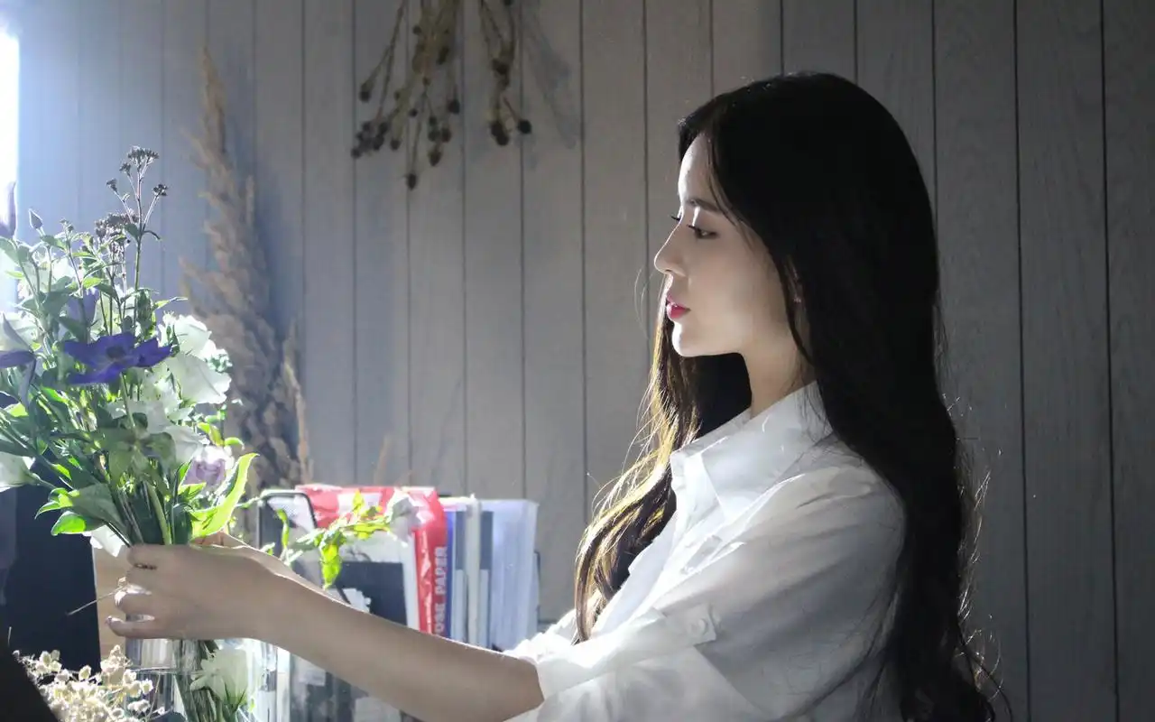 甜美气质的居家美女高清电脑桌面壁纸