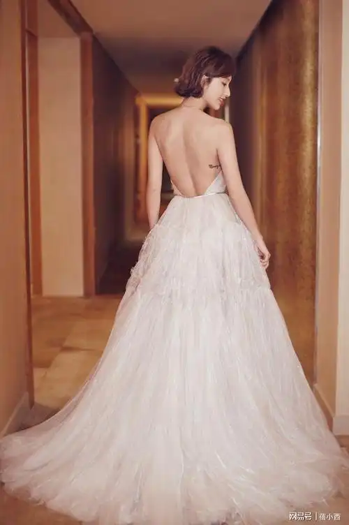 张俪好敢穿蓝色连衣裙领口开到腰远看一般近看太惊艳