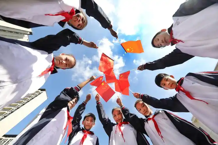 苏州叶圣陶实验小学"今天举办《"向国旗敬礼"暨庆祝中国少先队建队71