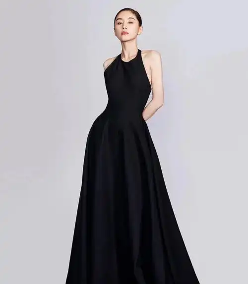 王子文亮相平遥国际电影展穿小黑裙登台领奖优雅又显气质