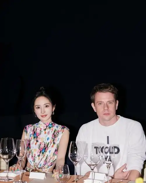 杨幂loewe罗意威全球品牌代言人##杨幂更新合照