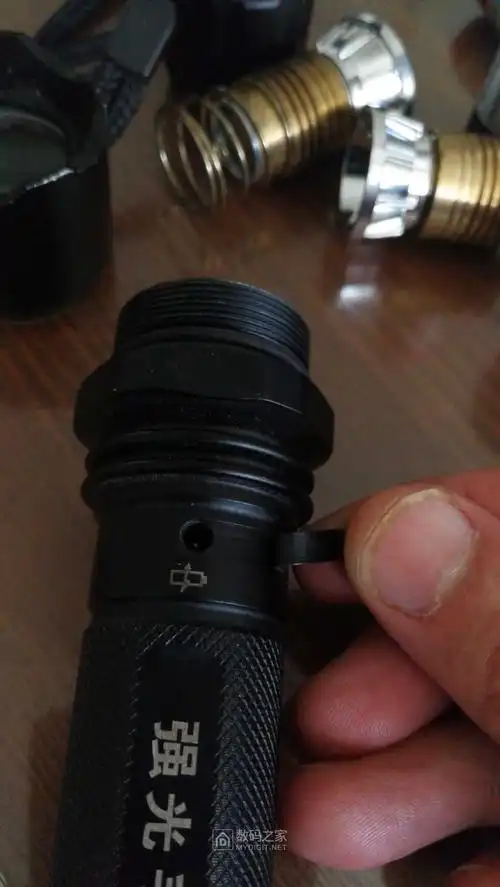 拆解police强光手电用料厚实就是不肯用实心仓可惜了这身板