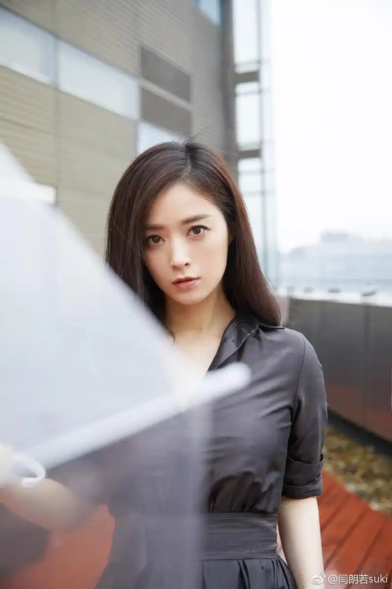 撩倒一大片蒋欣黑衣长裙性感回眸倾倒大批粉丝