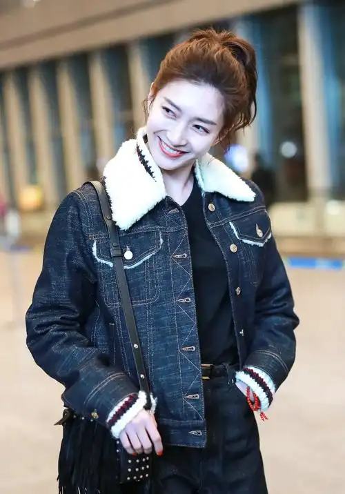 江疏影现身北京机场,身穿牛仔衣服亮相