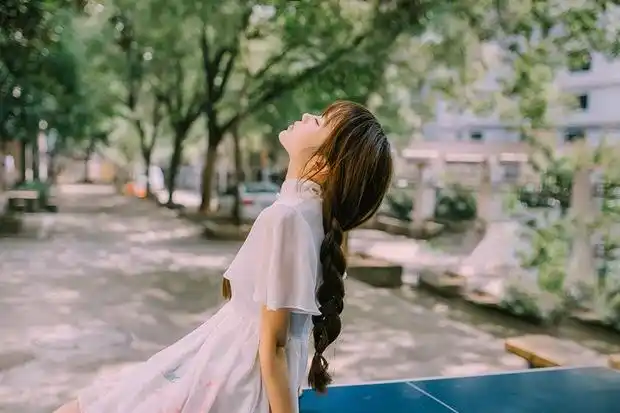 文艺清纯小清新女生图片