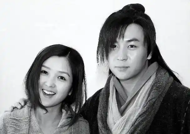 释小龙何洁分手13年后如今这两个差别太大了