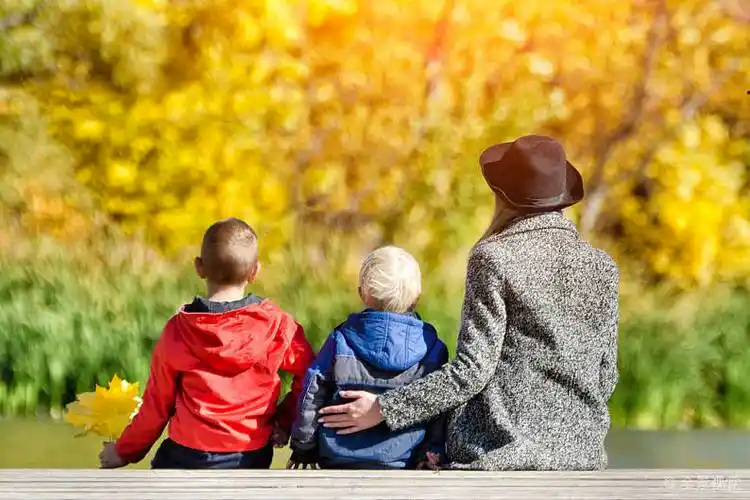 妈妈_两个孩子_坐_码头_晴朗_秋天_背影_背面视角_高清图片_全景视觉