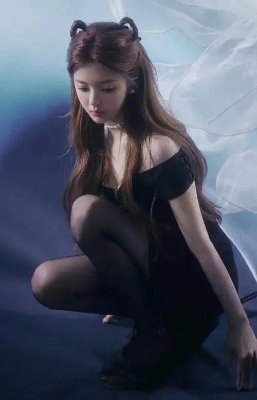 杨超越 黑色丝袜 高跟凉鞋大长腿