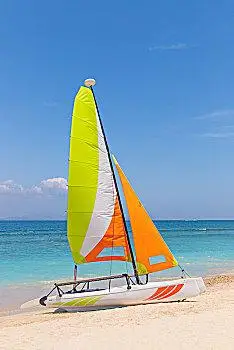 海南省三亚市蜈支洲岛海边的一只帆船