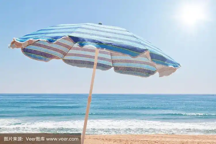 蓝色的太阳伞在海边的海滩上.