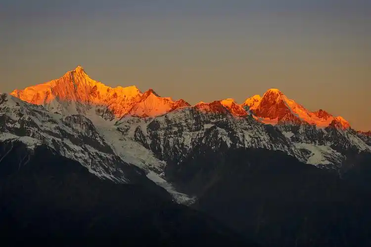 海拔6740米主峰卡瓦格博峰像一座金字塔,俗称"雪山之神",有"世界最美