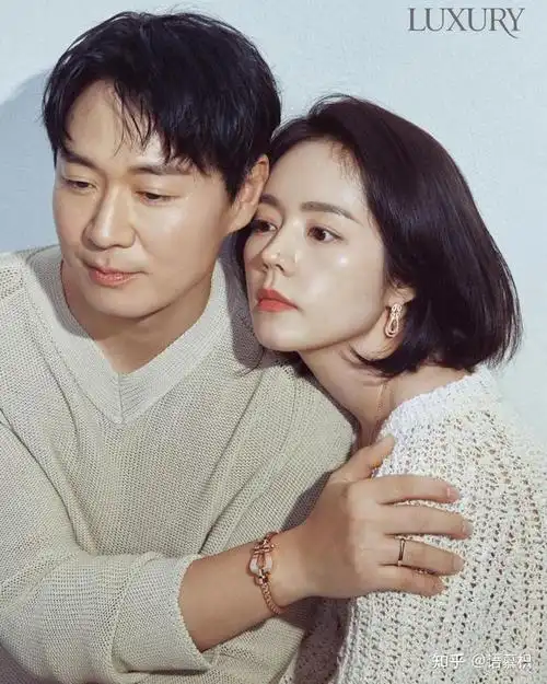 韩佳人延政勋首次拍摄情侣画报夫妻二人鼻贴鼻搂腰甜度超标