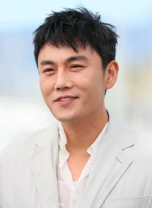 秦昊在#戛纳电影节#亮相娄烨导演新片《未完成的电影》的photocall这